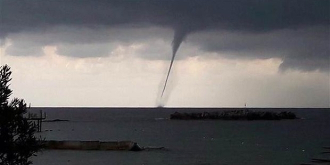 Alanya'da ceviz büyüklüğünde dolu yağdı, denizde hortum çıktı
