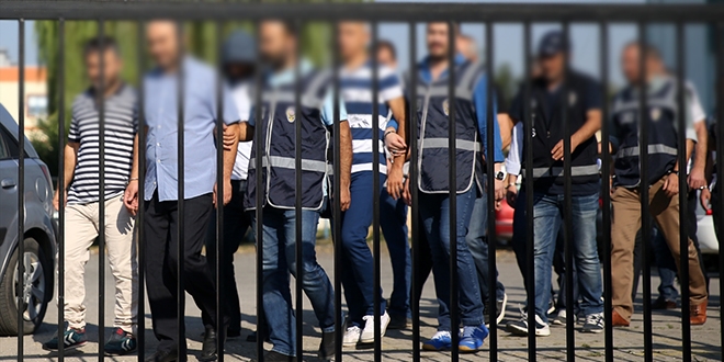Antalya'da ounluu polis memuru 14 kii tutukland