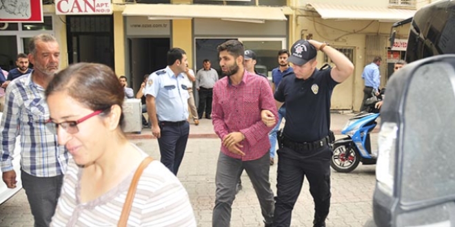 Adana'da polise saldıran 5 öğrenci tutuklandı