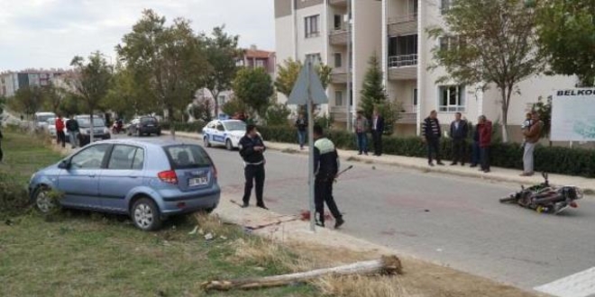 Okul müdürünün arabasıyla çarptığı motosikletli öldü