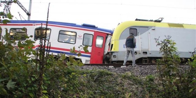 Sakarya'da İki tren kafa kafaya çarpıştı: 3 yaralı