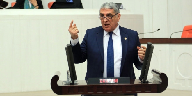 'Bankalar, yağmurlu havada adamın elinden şemsiyeyi alır'