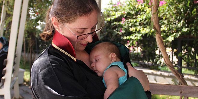 Avukat, duruşmalara 3 aylık bebeğiyle giriyor