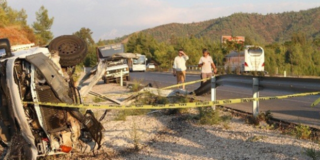 Mula'da eya ykl kamyonet devrildi: 1 l, 2 yaral