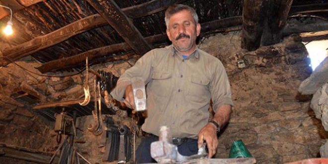 Terkedilmiş köyde 25 yıldır yalnız yaşıyor