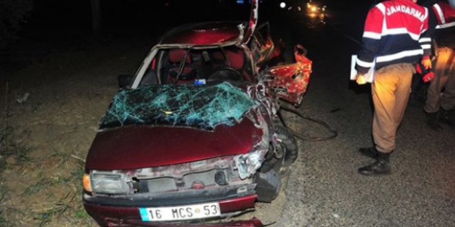 Düğünden dönen otomobil kaza yaptı: 2 ölü, 4 yaralı