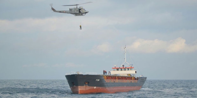 Sürüklenen gemideki mürettebat helikopterle kurtarıldı