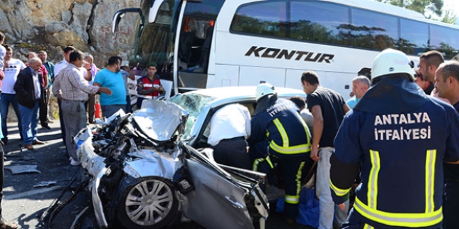 Yolcu otobüsü ile otomobil çarpıştı: 3 ölü, 2 yaralı