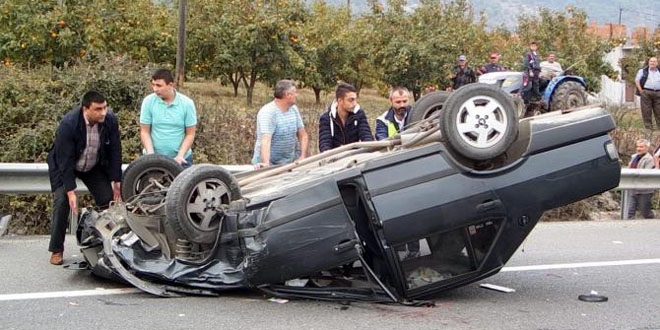 Yol kenarında duran otomobile çarpıp takla attı: 4 yaralı