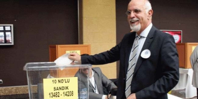 'Başörtülüler giremez' afişi koyan avukat, baro başkanı oldu