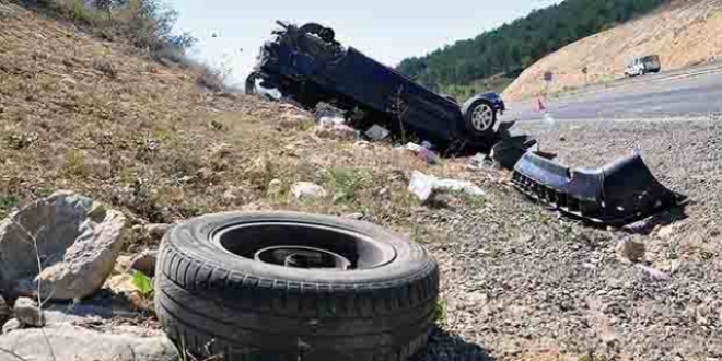 Adana'da trafik kazas: 2 l, 3 yaral