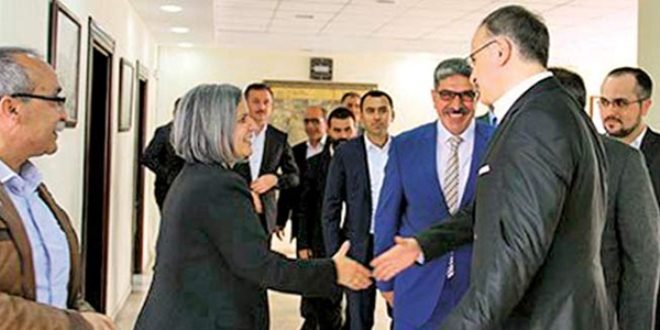 Kışanak: Düşün milletin yakasından dedim. Kalkıp gittiler
