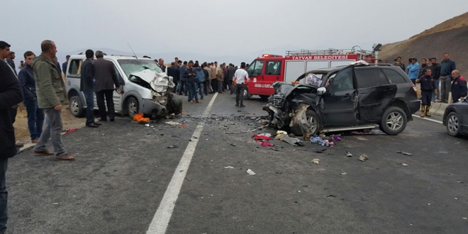 Tatvan'da trafik kazas: 2 l, 5 yaral