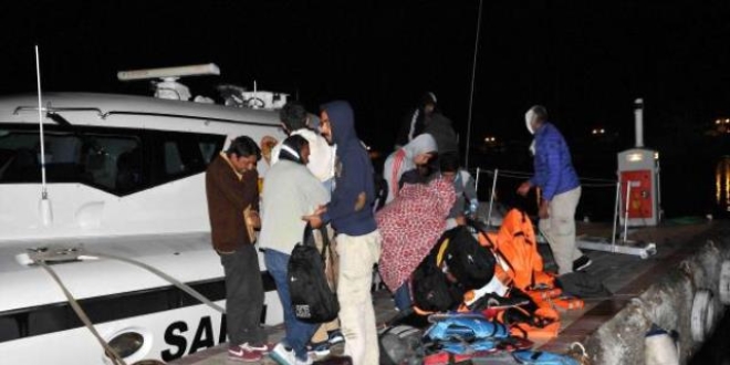 Yunanistan'a gemeye alan iki yabanc uyrukluyu NATO gemisi kurtard
