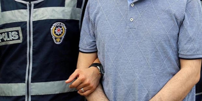Adana'da adliyeye sevk edilen 12 salk grevlisinden biri tutukland