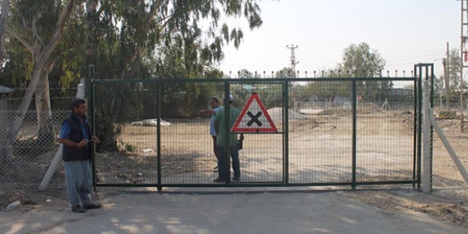 Arsasından geçen yolu kapıyla kapattı