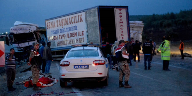 Kilis'te zincirleme kaza: 2 l, 4 yaral