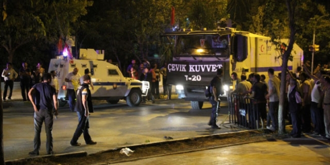 Ak Parti ilçe binasına saldırı: 3 polis yaralı