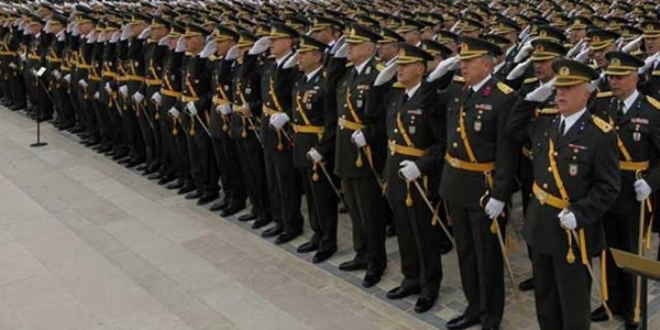 Astsubaylara subaylığa geçiş kolaylaştırıldı