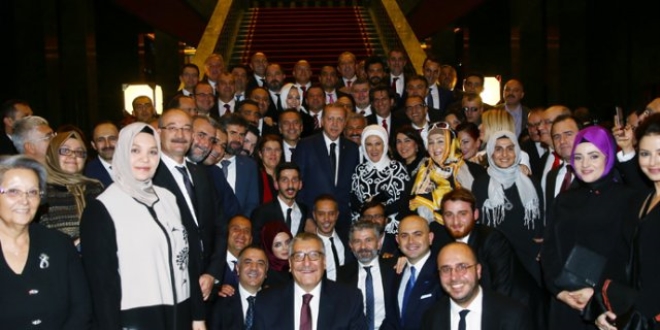Milletin evinde milletle kucaklaştı