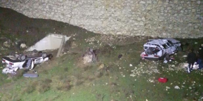Aynı noktada iki otomobil devrildi: 3 ölü, 8 yaralı