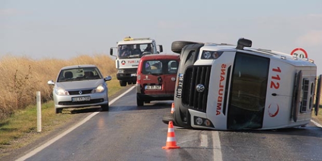 Edirne'de ambulans kaza yaptı