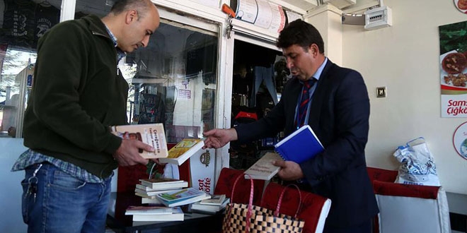 Tek kişilik gezici kütüphane esnafın hizmetinde