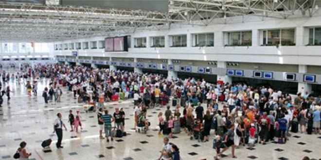 Antalya'ya havayoluyla gelen ziyaretçi sayısı azaldı