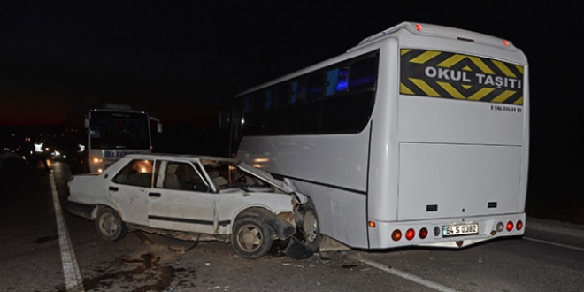 Uşak'ta işçi servisiyle otomobil çarpıştı: 11 yaralı