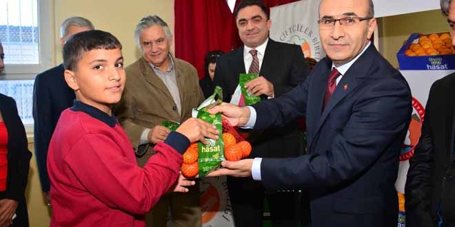 Adana'da öğrencilere narenciye dağıtıldı