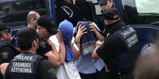 Yunanistan'a kaçan darbeci 8 askerin gözaltı süreleri uzatıldı