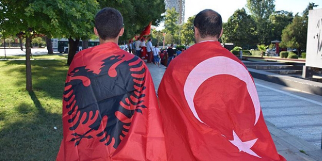 Arnavutluk'taki FETÖ okullarına Türk bayrağı yasağı