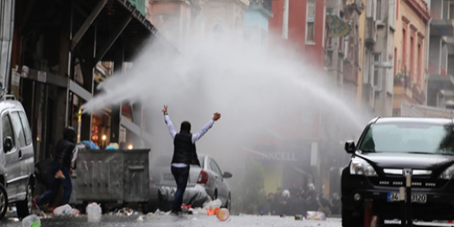 Beyoğlu'nda, operasyonu protesto eden gruba müdahale