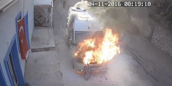 Öğrenci servisi alev alev yandı