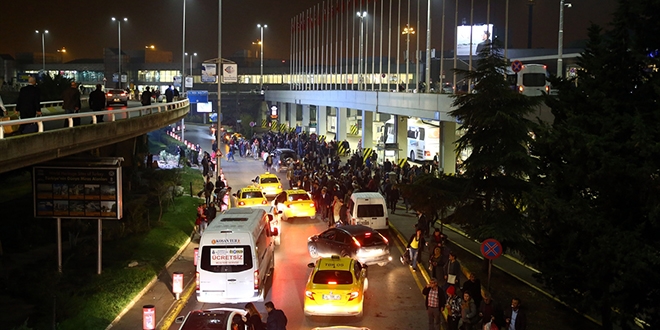 Atatürk Havalimanı'nda silah sesleri!