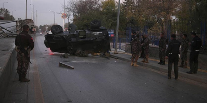 Başkentte zırhlı polis aracı üst geçitten düştü: 3 polis yaralı