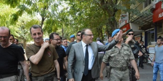 Bir vali görevini yapıyor
