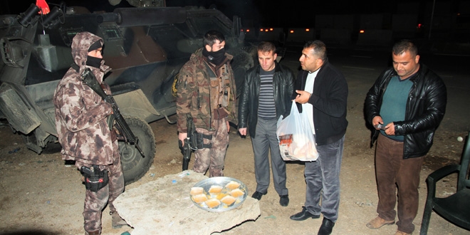 Muş'ta nöbet tutan polislere sıcak çorba ikramı