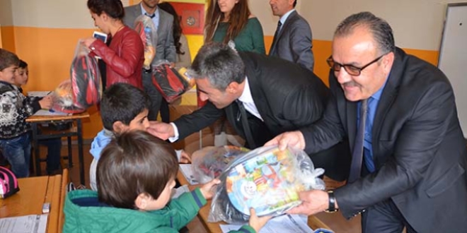 AK Parti'den terör mağduru öğrencilere kırtasiye yardımı