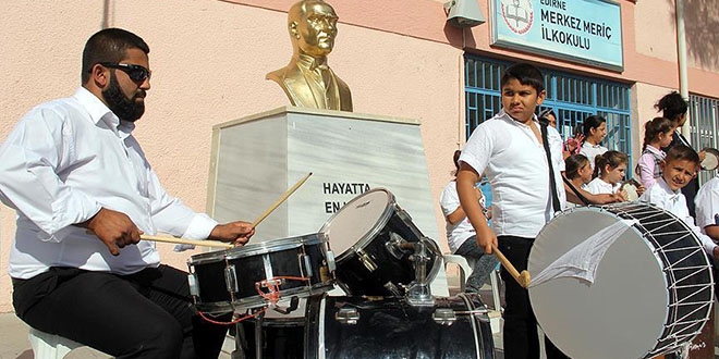 'Öğrenci-veli orkestrası' devamsızlığa deva oldu