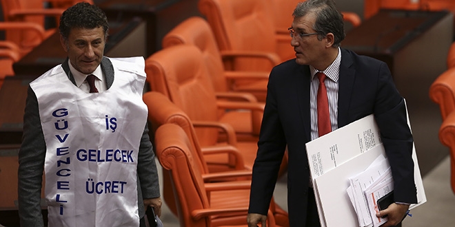 CHP'li vekil meclise 'İş Güvencesi' yazılı öngükle geldi