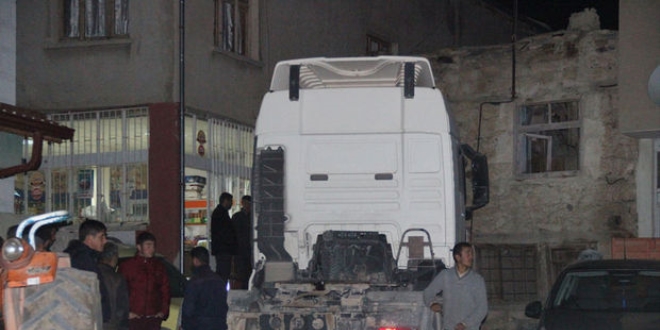 TIR'dan ayrılan dorsenin altında kalan kişi öldü