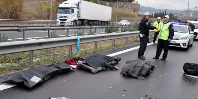 Bursa'da otomobil ile tır çarpıştı: 3 ölü
