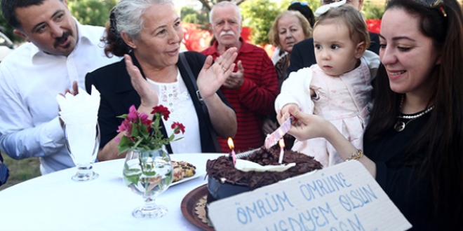 İlk yaş günü pastası şehit babasının adı verilen parkta kesildi