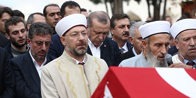 Şehit Kaymakam'ın cenaze namazını babası kıldırdı