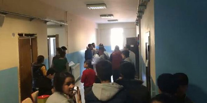 Öğretmenlerle sağlıkçıların tekme tokat aşı kavgası