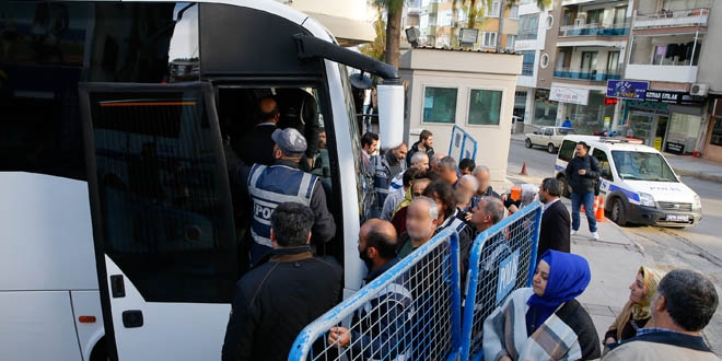 Işıkevlerinde kalanları kamuya yerleştiren 76 kişi adliyede