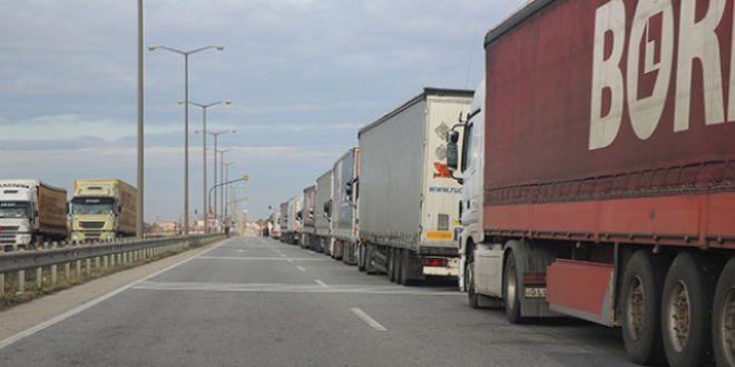 Kapıkule'de 5 kilometrelik tır kuyruğu oluştu