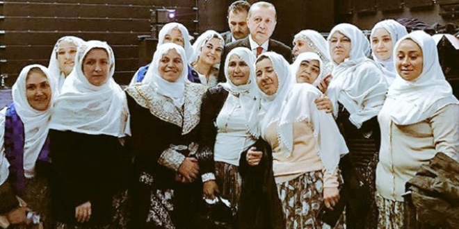 Erdoğan, kadın çiftçilerle hatıra fotoğrafı çektirdi