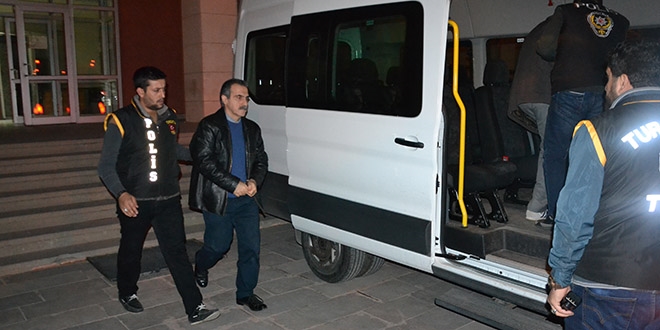 Manisa'da gözaltına alınan 2 doktor tutuklandı